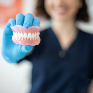 ¡Luce una sonrisa radiante! Valoración en Prótesis Dentales ¿Necesitas una prótesis dental? En nuestra clínica te ofrecemos una valoración completa y personalizada para encontrar la solución ideal para tu caso. Nuestros expertos: Evaluarán tu salud bucodental. Te asesorarán sobre las diferentes opciones de prótesis. Te brindarán un presupuesto ajustado a tus necesidades.